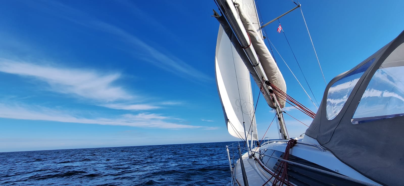 Rejsy i szkolenia żeglarski. Kapitan Piotr Zieliński